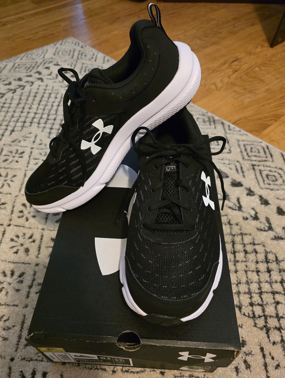 Under Armour Mens Black and White Athletic Sneakers Size 10 1/2